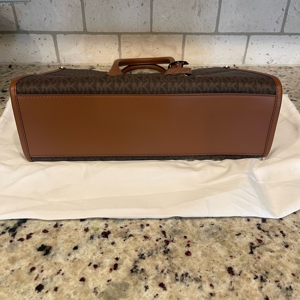 POST HOLIDAY SALE! 🔥MICHAEL KORS MIRELLA TOTE! - Picture 5 of 10